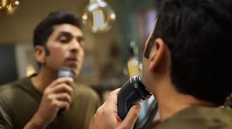 راهنمایی در مورد باتری و شارژ ماشین اصلاح صورت فیلیپس ماشین اصلاح صورت فیلیپس دارای یک باتری لیتیوم یونی است که به طور کامل در ۶۰ دقیقه قادر به شارژ شدن می‌باشد، با استفاده از آن می‌توانید به اندازه ۲۰ دقیقه از آن استفاده کنید. این ماشین اصلاح دارای قابلیت شارژ سریع است، به طوری که با شارژ کردن مدت ۵ دقیقه، می‌توانید در مواقع فوری به کار اصلاح خود بپردازید و از پوست صاف و بدون موی خود لذت ببرید.