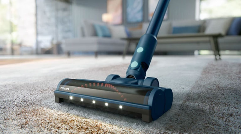 جاروشارژی فیلیپس مدل Philips XC5041/61 جارو شارژی فیلیپس مدل XC5041 دارای نازل TriActive Multi LED برای شستشوی کف‌ها با انواع مختلف، که در تنظیمات اکو تا 60 دقیقه و در تنظیمات توربو تا 15 دقیقه برقرار است. همچنین این دستگاه شامل ماژول Aqua برای تمیز کردن با آب نیز می‌باشد. موتور دیجیتال PowerCyclone 10 و PowerBlade با هم هماهنگی کرده‌اند تا جریان هوای بسیار قوی ایجاد کنند (تا 840 لیتر در دقیقه) و همزمان انرژی را صرفه‌جویی کنند. این دستگاه باعث جمع آوری کامل گرد و غبار و کثیفی در کف‌های نرم و سخت می‌شود. نازل TriActive Multi LED در این جارو به صورت سه‌گانه طراحی شده است تا 99.9٪ از ذرات گرد و غبار را در یک حرکت تمیز کند. این دستگاه توانایی جذب گرد و غبار بسیار خوبی را دارد و ذرات ریز گرد و غبار را نیز شناسایی می‌کند و شما را در تمیز کردن بهتر راهنمایی می‌کند. همچنین این دستگاه توانایی جمع آوری ذرات بزرگ‌تر و موها را نیز دارد. نازل این دستگاه به لبه‌ها و گوشه‌های کف نزدیک شده و تمیزی آنجا را فراهم می‌کند. این جارو شارژی فیلیپس مدل XC5041 دارای یک صفحه نمایش بصری است که وضعیت باتری و حالت برق جارو را نشان می‌دهد و شما را در جلسات تمیز کردن راهنمایی می‌دهد. لوازم جانبی این دستگاه نیز تجهیز شده تا فرایند تمیز کردن راحت‌تر شود. ابزار شکاف بلند به دسترسی به مکان‌های دشوار کمک کرده و ابزار ترکیبی 2 در 1 نیز به راحتی بین برس نرم برای تمیزی سطوح حساس و ابزار شکاف گسترده برای تمیزی گوشه‌های مشکل جابه‌جا می‌شود.