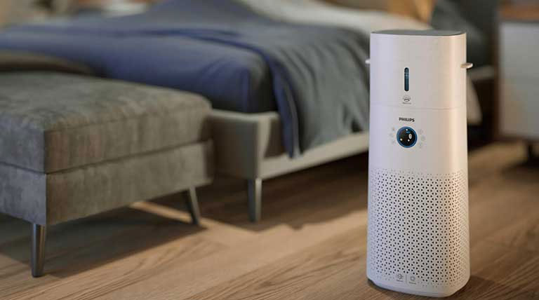 دستگاه تصفیه هوای فیلیپس مدل AC3737 با طراحی پیشرفته و فناوری‌های نوآورانه، یک انتخاب عالی برای تصفیه و بهبود کیفیت هوای داخلی است. دستگاه قادر است فضایی به وسعت 131 متر مربع را به طور کامل تصفیه کند با قدرت توزیع هوای پاک با سرعت CADR (نرخ ارائه هوای پاک) 505 متر مکعب در ساعت. فیلتر NanoProtect HEPA ذرات ریز تا 0.003 میکرون را جذب کرده و هوا را بهتر از فیلترهای HEPA سنتی تصفیه می‌کند.

این دستگاه قابلیت رطوبت‌دهی اتوماتیک تا 650 میلی‌لیتر در ساعت را دارد و از فناوری NanoCloud برای کاهش باکتری‌ها تا 99٪ استفاده می‌کند. سنسور AeraSense با دقت حرفه‌ای، کیفیت هوا را بررسی و نمایش می‌دهد و با تشخیص آلاینده‌های مضر، تنظیمات بهینه را انتخاب می‌کند.

فیلتر کربن فعال دستگاه، گازهای مضر مانند فرمالدهید، آمونیاک و سولفید هیدروژن را حذف می‌کند و از انتشار بوهای ناخوشایند جلوگیری می‌کند. این تصفیه‌کننده هوا تا 99٪ از ویروس‌ها و باکتری‌ها از جمله H1N1 و HCoV-229E را از بین می‌برد.

دستگاه دارای حالت خواب بسیار بی‌صدا (15 دسی‌بل) و مصرف انرژی پایین (حداکثر 42 وات) است. اپلیکیشن Philips Air+ امکان کنترل هوشمند و نظارت بر کیفیت هوا را از طریق گوشی هوشمند فراهم می‌کند. با مخزن آب جداشدنی 4 لیتری، تغییر حالت بین تصفیه‌کننده و حالت دو‌کاره به راحتی امکان‌پذیر است.

دستگاه فیلیپس AC3737 با گذراندن 170 تست کیفیت، تضمین می‌کند که هوایی پاک و سالم در محیط شما نگهداری می‌شود و به عنوان یک همراه مطمئن برای حفظ سلامتی شما عمل می‌کند.

