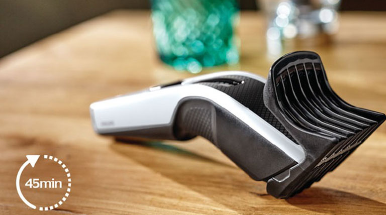 معرفی ماشین اصلاح سر و صورت فیلیپس مدل HC3525/13 ماشین اصلاح موی سر فیلیپس مدل HC3525 یک ابزار حرفه‌ای مناسب برای اصلاح سر و صورت سریع است. این مدل از فناوری DuraPower بهره می‌برد که عمر باتری را افزایش می‌دهد و بنابراین علاوه بر اینکه از طریق این دستگاه می‌توان به راحتی و سریع موها را به‌شکل منظم اصلاح کرد، از دوام و عمر طولانی نیز برخوردار است. شما با استفاده از این ماشین اصلاح به صورت سریع و آسان موهای خود را ترتیب داده و ظاهرتان را بهبود بخشید. تنظیم 13 طول مختلف، تیغه‌های فولاد ضدزنگ قابل تیزشدن، و امکان استفاده با سیم یا بی‌سیم از ویژگی‌های این مدل است که آن را به یک گزینه مناسب برای افراد علاقه‌مند به ظاهر آراسته تبدیل کرده است. علاوه بر این، نیازی به هزینه‌های دوره‌ای مانند روغن‌زنی ندارد که انتخاب آن را تصمیمی هوشمندانه و صرفه‌جویی می‌کند. با استفاده از این ماشین اصلاح، شما می‌توانید موها را در ۱۳ طول مختلف اصلاح کنید. با استفاده از شانه همراه، می‌توانید موهای خود را به اندازه‌های ۱، ۳، ۵، ۷، ۹، ۱۱، ۱۳، ۱۵، ۱۷، ۱۹، ۲۱ و ۲۳ میلی‌متر کوتاه کنید. حداقل طول قابل اصلاح بدون استفاده از شانه نیز ۰.۵ میلی‌متر است. همچنین، در این مدل ۱ شانه اصلاح موی سر و ۱ شانه اصلاح ریش نیز گنجانده شده است. ماشین اصلاح سر و صورت فیلیپس مدل HC3525/13 ماشین اصلاح سر و صورت فیلیپس مدل HC3525/13 مشخصات ماشین اصلاح سر و صورت فیلیپس مدل HC3525/13 ماشین اصلاح سر فیلیپس مدل HC3525 دارای فناوری DuraPower است که باتری آن دارای عمر طولانی‌تری است. این فناوری با کاهش اصطکاک بین تیغه‌ها، فشار وارده بر موتور و باتری را کاهش داده و باعث افزایش طول عمر باتری می‌شود. باتری این دستگاه از نوع Ni-MH است که پس از ۸ ساعت کاملاً شارژ می‌شود و با یک شارژ کامل می‌توانید تا ۴۵ دقیقه از آن استفاده کنید. همچنین، این دستگاه می‌تواند مستقیماً به برق وصل شود و نیازی به انتظار برای شارژ باتری ندارد. تیغه‌های ماشین اصلاح HC3525 از جنس فولاد ضد زنگ هستند و خود تیز شونند. این تیغه‌ها هنگام استفاده با هم تماس می‌کنند و به صورت خودکار تیز می‌شوند که باعث افزایش طول عمر آنها می‌شود. این تیغه‌ها همچنین قابل شستشو هستند و به راحتی می‌توانید آن‌ها را تمیز کنید. همچنین، تمیز کردن دستگاه بعد از استفاده بسیار آسان است؛ فقط کافی است یک دکمه را فشار دهید تا تیغه را از بدنه جدا کنید و آن را زیر آب بشویید. ماشین اصلاح سر و صورت فیلیپس مدل HC3525/13 