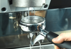 چگونه دستگاه اسپرسوساز دلونگی خود را تمیز و نگهداری کنیم؟ راهنمای نگهداری روزانه و ماهانه