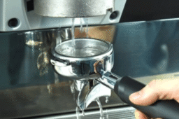 چگونه دستگاه اسپرسوساز دلونگی خود را تمیز و نگهداری کنیم؟ راهنمای نگهداری روزانه و ماهانه