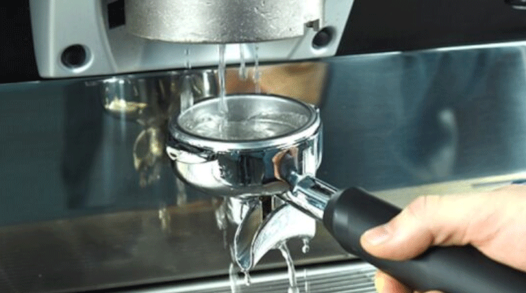 چگونه دستگاه اسپرسوساز دلونگی خود را تمیز و نگهداری کنیم؟ راهنمای نگهداری روزانه و ماهانه