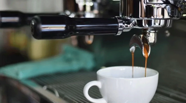 چگونه دستگاه اسپرسوساز دلونگی خود را تمیز و نگهداری کنیم؟ راهنمای نگهداری روزانه و ماهانه