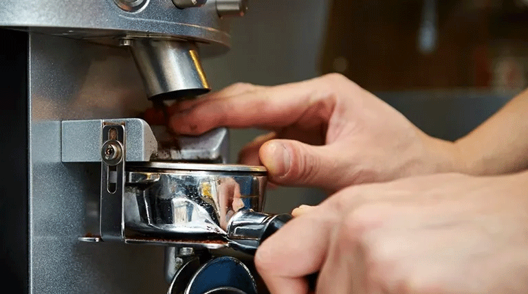چگونه دستگاه اسپرسوساز دلونگی خود را تمیز و نگهداری کنیم؟ راهنمای نگهداری روزانه و ماهانه