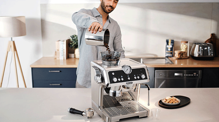 چگونه دستگاه اسپرسوساز دلونگی خود را تمیز و نگهداری کنیم؟ راهنمای نگهداری روزانه و ماهانه