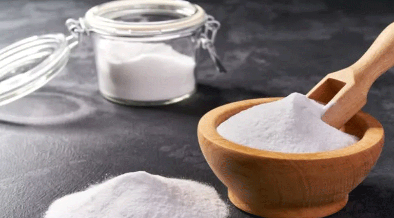 روش سوم: استفاده از جوش شیرین (برای لکه‌های بسیار عمیق و سوختگی)