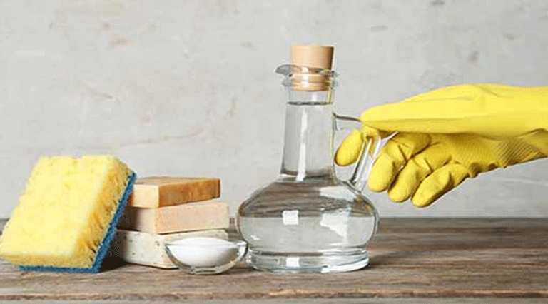 روش دوم: استفاده از سرکه سفید (برای چربی‌های سرسخت‌تر)