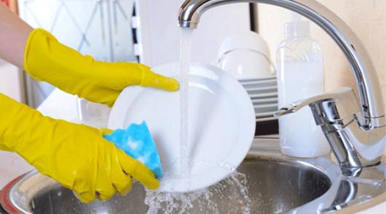 روش اول: استفاده از آب گرم و مایع ظرفشویی (برای کثیفی‌های معمولی)