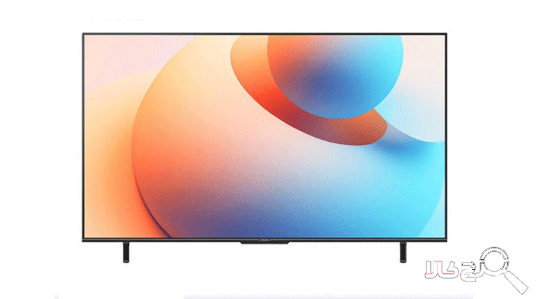 تلویزیون پاناسونیک 75NX950 سایز ۷۵ اینچ Ultra HD 4Kدر انتخاب یک تلویزیون برای سالن پذیرایی، همیشه چالشی میان «اندازه تصویر» و «کیفیت فنی» وجود دارد؛ گویی باید یکی را فدای دیگری کرد. اما تلویزیون ۷۵ اینچ پاناسونیک مدل 75NX950 آمده است تا این معادله را تغییر دهد. این محصول که یکی از جدیدترین محصولات سال ۲۰۲۴ برند ژاپنی پاناسونیک است، با بهره‌گیری از تکنولوژی پیشرفته Mini LED، تجربه‌ای سینمایی را در ابعادی که برای اکثر خانه‌های مدرن ایده‌آل است، فراهم می‌کند. نمایشگر Mini LED: روشنایی و کنتراست فراتر از انتظار اگر بخواهیم در یک جمله بگوییم چه چیزی مدل 75NX950 را از تلویزیون‌های معمولی متمایز می‌کند، پاسخ تکنولوژی Mini LED است. در این نمایشگر، از هزاران دیود نورانی بسیار ریز استفاده شده است که اجازه می‌دهند نور به صورت نقطه‌ای و با دقت بسیار بالا مدیریت شود. نتیجه این فناوری، کنتراست خیره‌کننده است؛ یعنی شما می‌توانید سیاهی‌های عمیق و مطلق را در کنار نقاط بسیار روشن و درخشان در یک صحنه واحد مشاهده کنید، بدون اینکه تصویر دچار پخش‌شدگی نور (Blooming) شود. با نرخ نوسازی 120Hz و پردازنده قدرتمند 4K Color Engine، حرکت اشیاء در تصویر بسیار روان است. این ویژگی، تماشای مسابقات ورزشی و صحنه‌های پرتحرک اکشن را به تجربه‌ای بسیار لذت‌بخش تبدیل می‌کند. همچنین، با پشتیبانی از فرمت‌های پیشرفته‌ای نظیر Dolby Vision و HDR 10+، طیف رنگی گسترده‌ای از جزئیات در دسترس شما قرار می‌گیرد. صدای ۳۶۰ درجه؛ سینمای خانگی بدون نیاز به اسپیکر جداگانه بسیاری از کاربران پس از خرید تلویزیون‌های بزرگ، متوجه می‌شوند که صدای آن‌ها برای ابعاد نمایشگر کافی نیست. پاناسونیک در مدل 75NX950 با ارائه سیستم صوتی ۲.۱.۲ کاناله و توان خروجی ۸۱ وات، این نگرانی را برطرف کرده است. استفاده از تکنولوژی 360° Soundscape باعث می‌شود که صدا از جهات مختلف به گوش برسد و حس حضور در صحنه (Immersive Sound) را القا کند. علاوه بر این، وجود یک ووفر داخلی، به صدا عمق و قدرت بخشیده و بیس (Bass) مناسبی را برای موسیقی و فیلم‌های اکشن فراهم می‌آورد. قابلیت تقویت صدای دیالوگ نیز تضمین می‌کند که حتی در میان انفجارها و موسیقی‌های تند، صدای صحبت شخصیت‌ها همیشه شفاف و واضح باشد. بهشت گیمرها با HDMI 2.1 برای کسانی که کنسول‌های نسل نهم مثل PS5 یا Xbox Series X دارند، این تلویزیون یک انتخاب استراتژیک است. مجهز بودن به پورت‌های HDMI 2.1 و پشتیبانی از تکنولوژی‌های VRR (نرخ نوسازی متغیر) و ALLM (کاهش خودکار تاخیر ورودی)، تضمین می‌کند که شما در بازی‌های پرسرعت، با هیچگونه لگ (Lag) یا تاری تصویر (Tearing) مواجه نشوید. حالت اختصاصی Game Mode نیز باعث می‌شود تلویزیون تمام توان خود را برای ارائه سریع‌ترین پاسخ‌دهی به دستورات شما به کار بگیرد. سیستم عامل Google TV؛ هوشمندی در دستان شما این تلویزیون با سیستم عامل Android 11 و رابط کاربری Google TV عرضه شده است. این یعنی شما به بزرگترین کتابخانه اپلیکیشن‌های جهان دسترسی دارید. از طریق دستیار صوتی (Google Assistant & Alexa)، می‌توانید تنها با گفتن نام فیلم یا جستجوی محتوا، کنترل کامل تلویزیون را در دست بگیرید. همچنین قابلیت‌های کاربردی نظیر Chromecast و Airplay، اتصال بی‌سیم گوشی هوشمند شما به تلویزیون را بسیار ساده کرده است. جمع‌بندی: چرا 75NX950؟ تلویزیون پاناسونیک 75NX950 انتخابی هوشمندانه برای کسانی است که به دنبال کیفیت پرچم‌دار هستند اما نمی‌خواهند ابعاد تلویزیون با فضای خانه آن‌ها نامتناسب باشد. این دستگاه با ترکیب Mini LED، صدای قدرتمند ۸۱ واتی و امکانات گیمینگ حرفه‌ای، تمام استانداردهای یک تلویزیون مدرن و لوکس را داراست.